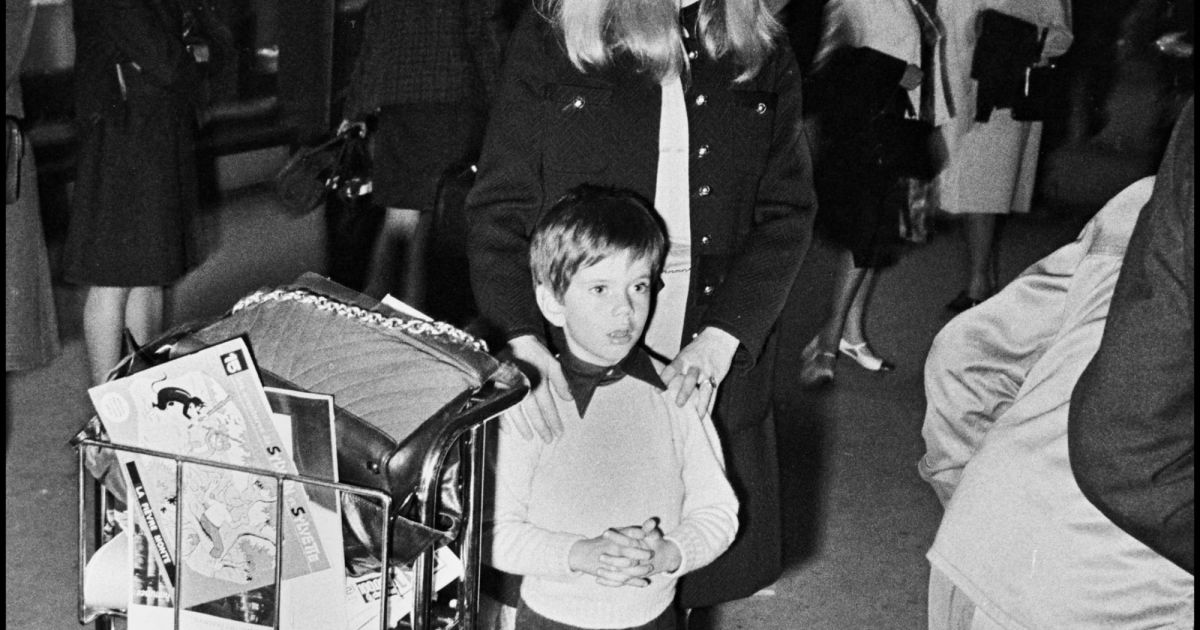 Catherine Deneuve et son fils Christian Vadim à l'aéroport à Paris dans ...