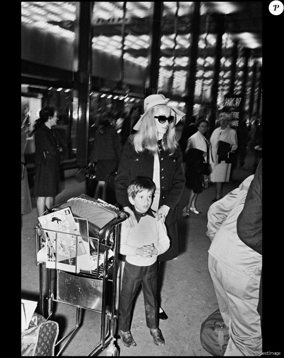 Catherine Deneuve et son fils Christian Vadim à l'aéroport à Paris dans les années 1960.