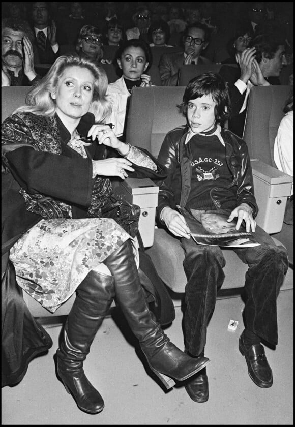 Catherine Deneuve et son fils Christian Vadim à la première de Robert Charlebois au Palais des Congrès en 1976. 