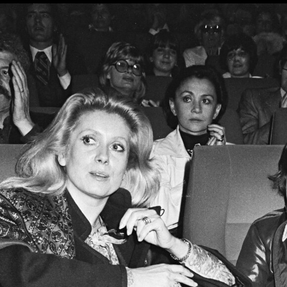 Catherine Deneuve et son fils Christian Vadim à la première de Robert Charlebois au Palais des Congrès en 1976. 