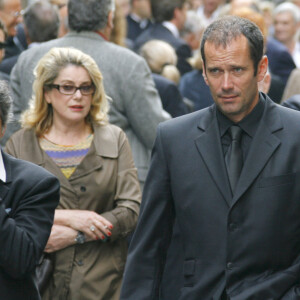 Catherine Deneuve et son fils Christian Vadim aux obsèques de Jean-Claude Brialy à Paris en 2007. 