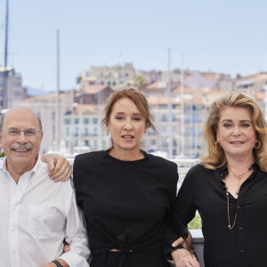 Benoît Magimel, Gabriel Sara, Emmanuelle Bercot (réalisatrice), Catherine Deneuve, Cécile de France au photocall du film De son vivant (Hors compétition) lors du 74ème festival international du film de Cannes le 11 juillet 2021 © Borde / Jacovides / Moreau / Bestimage