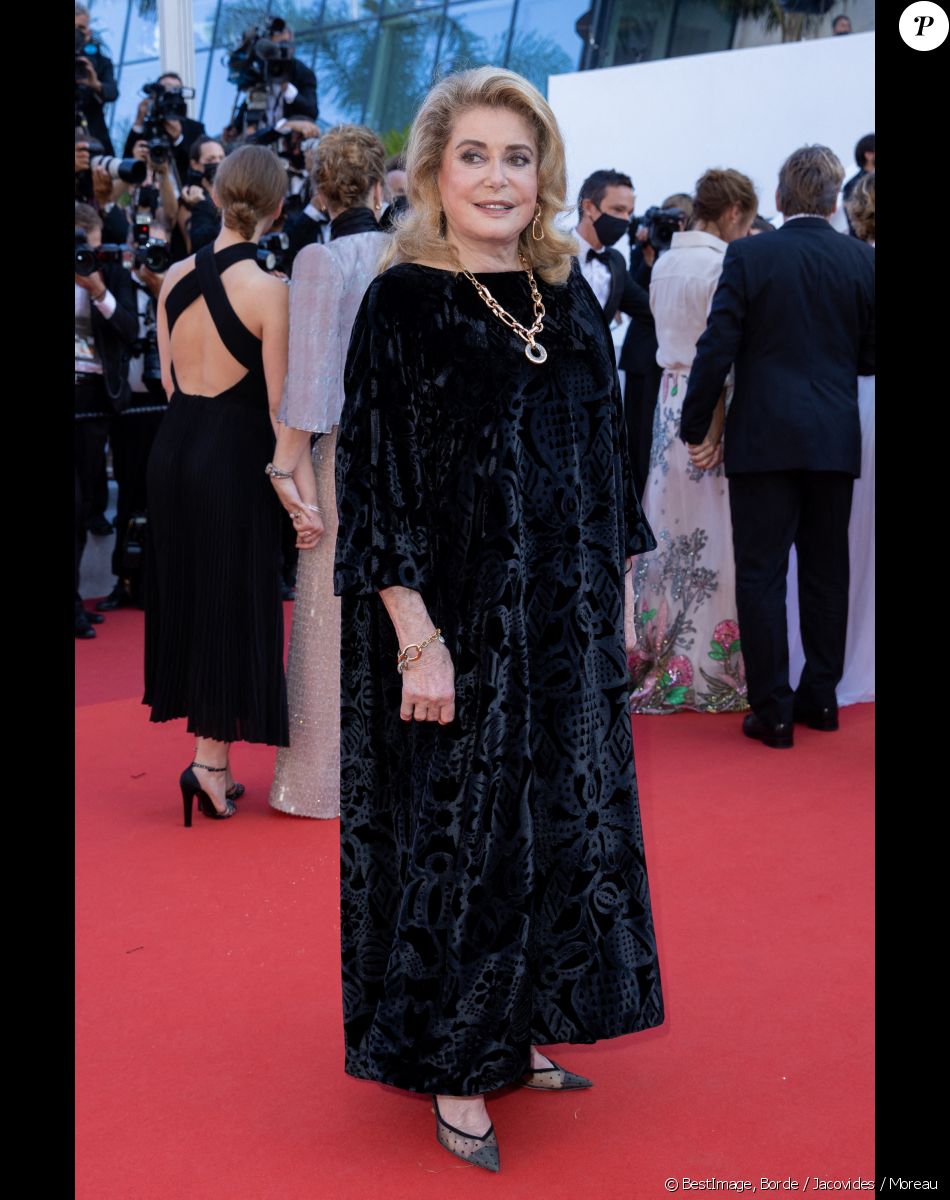 Catherine Deneuve - Montée des marches du film " De son vivant " lors du 74ème Festival International du Film de Cannes. Le 10 juillet 2021 © Borde-Jacovides-Moreau / Bestimage