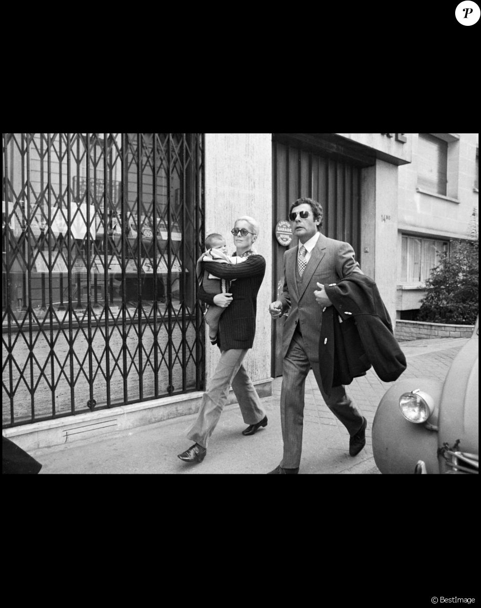 Catherine Deneuve et Marcello Mastroianni à Paris, avec leur fille Chiara, en 1972.