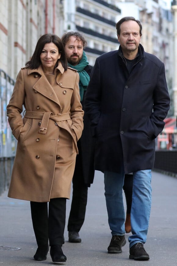 La maire de Paris, Anne Hidalgo, candidate à sa réélection, accompagnée de son mari, Jean-Marc Germain et Anouch Toranian va voter dans le 15e arrondissement pour le premier tour des élections municipales , Paris, France, le 15 mars 2020. © Stéphane Lemouton / Bestimage