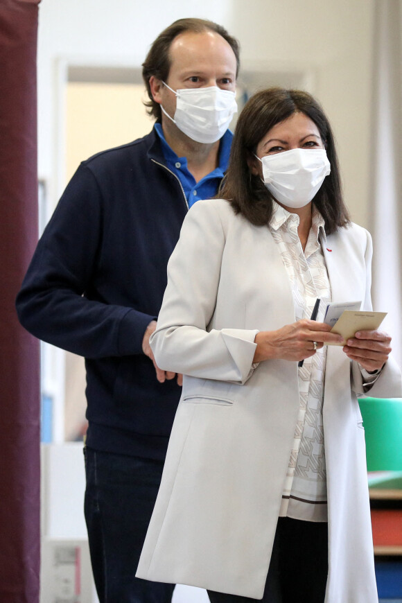 Anne Hidalgo (Maire de Paris), candidate du parti socialiste, à sa réélection est allée voter dans le 15ème arrondissement de Paris avec son mari Jean-Marc Germain pour le second tour de la campagne des élections municipales à Paris, le 28 juin 2020. Stéphane Lemouton / Bestimage