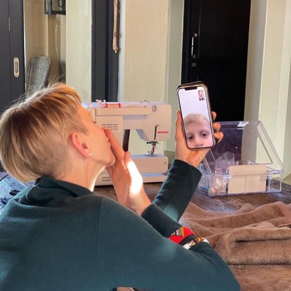 La princesse Charlene de Monaco avec son fils Jacques en appel vidéo, durant sa convalescence en Afrique du Sud, sur Instagram en juillet 2021.
