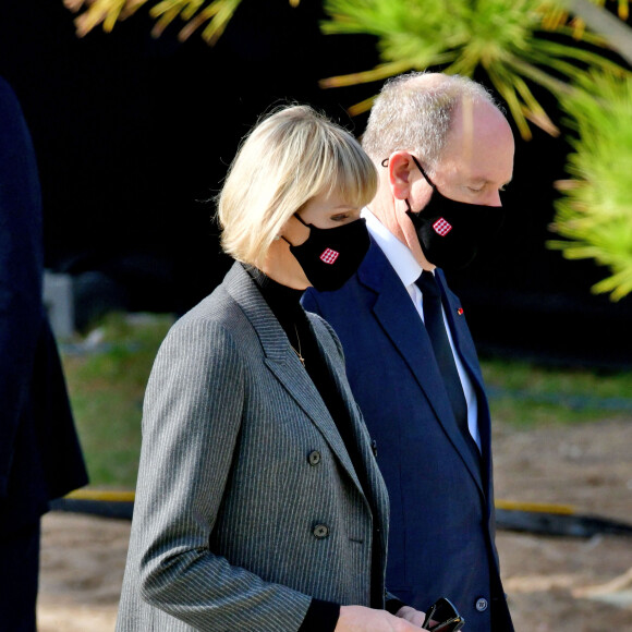 Le prince Albert II de Monaco, la princesse Charlène - Cérémonie d'hommage national aux victimes de l'attentat terroriste du 29 octobre 2020 au sommet de la Colline du Château à Nice le 7 novembre 2020. © Bruno Bebert / Bestimage