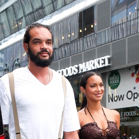 Lais Ribeiro et son fiancé Joaquim Noah arrive à la soirée "Revolve Party" lors de la New York Fashion Week (NYFW), le 9 septembre 2021.