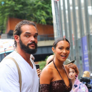 Lais Ribeiro et son compagnon Joakim Noah arrivent à la soirée Revolve en marge de la fashion week à New York le 9 septembre 2021.