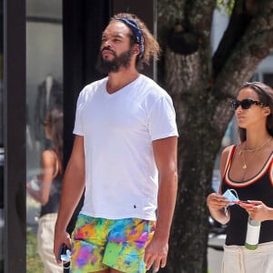 Exclusif - Joakim Noah et sa fiancée Lais Ribeiro se baladent à Miami, Floride, Etats-Unis, le 19 avril 2021.