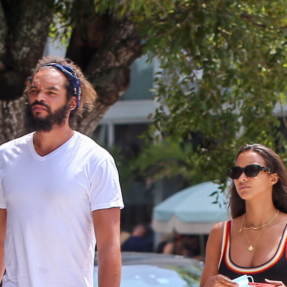 Exclusif - Joakim Noah et sa fiancée Lais Ribeiro se baladent à Miami, Floride, Etats-Unis, le 19 avril 2021.