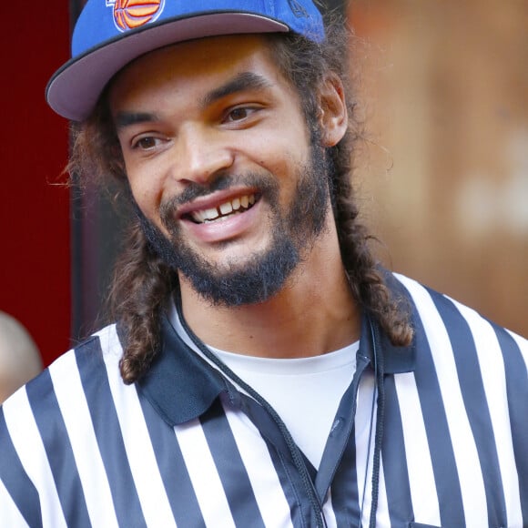 Le basketteur Joakim Noah assiste à l'inauguration d'une nouvelle boutique "Foot Locker" à New York le 30 août 2016.