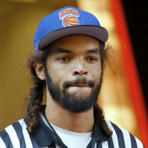 Le basketteur Joakim Noah assiste à l'inauguration d'une nouvelle boutique "Foot Locker" à New York.