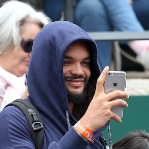 Joakim Noah - Yannick Noah dispute le trophée des légendes devant sa famille lors des internationaux de France de tennis à Roland Garros à Paris le 4 juin 2016. © Moreau - Jacovides / Bestimage