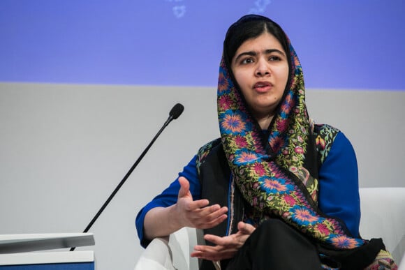 Malala Yousafzai, militante pakistanaise des droits des femmes s'exprime lors de la session "Un aperçu, une idée avec Malala Yousafzai" lors de la réunion annuelle 2018 du Forum économique mondial de Davos le 25 janvier 2018.