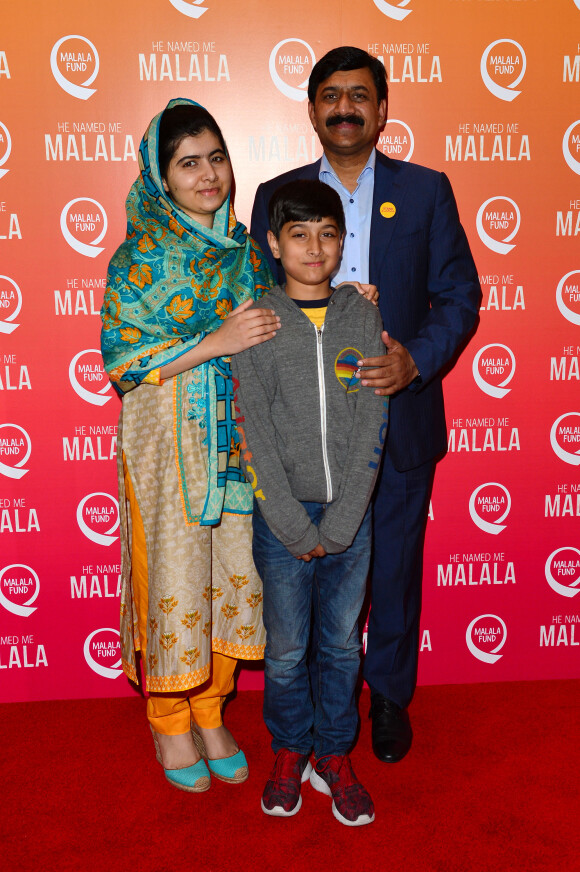 Malala Yousafzai, son père, Ziauddin Yousafzai et son frère Atal Khan Yousafzai - Projection du film "He named me Malala", organisée par la fondation Malala, à Londres. le 22 octobre 2015
