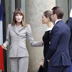 Nicolas Sarkozy et Carla Bruni-Sarkozy accueillant la princesse Victoria et son mari le prince Daniel à l'Elysée