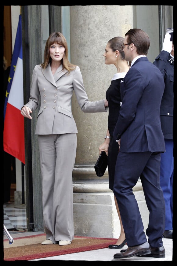 Nicolas Sarkozy et Carla Bruni-Sarkozy accueillant la princesse Victoria et son mari le prince Daniel à l'Elysée