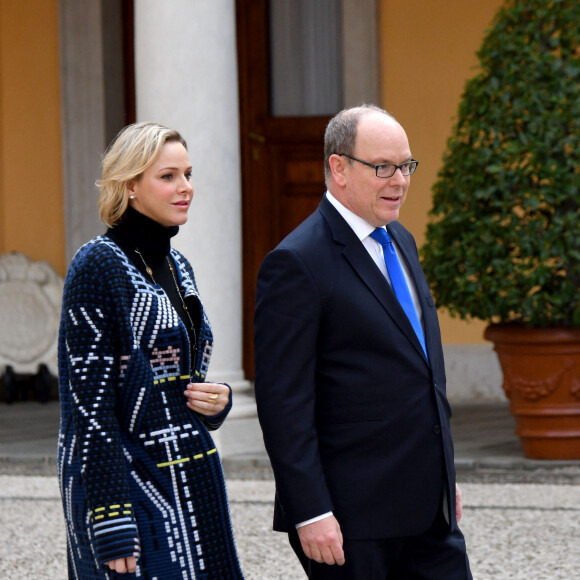 Le prince Albert II de Monaco, la princesse Charlène lors de la remise de cadeaux de Noël aux enfants monégasques au palais à Monaco le 18 décembre 2019. © Bruno Bebert / Bestimage