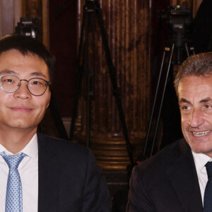 Shi Weiliang, directeur général de la filiale française Huawei et l'ancien président Nicolas Sarkozy - Déjeuner du Chinese Business Club en l'honneur de l'ancien président N.Sarkozy au restaurant de l'hôtel The Westin Paris Vendôme à Paris, France, le 8 novembre 2021. © Rachid Bellak/Bestimage