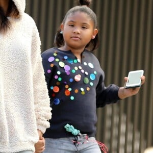 Exclusif - Christina Milian fait du shopping avec sa fille Violet dans les rues de Los Angeles, le 15 décembre 2018.