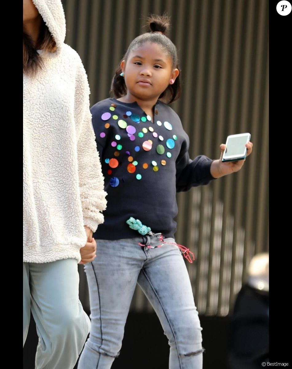 Exclusif - Christina Milian fait du shopping avec sa fille Violet dans les rues de Los Angeles, le 15 décembre 2018.