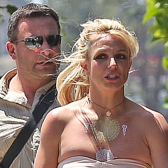 Britney Spears et son compagnon Sam Asghari sortent d'un dîner romantique au restaurant mexicain Sol Y Luna à Los Angelesk, le 7 mai 2018.