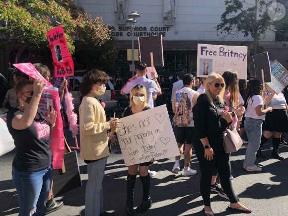 Exclusif - Joie des fans de Britney Spears lors du Rally Free Britney à Los Angeles le 12 novembre 2021.