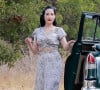 Dita Von Teese pose lors d'un tournage autour de sa Cadillac Fleetwood verte classique de 1953 à Griffith Park, Los Feliz le 23 aout 2021. 