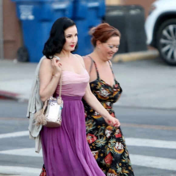 Dita Von Teese est allée diner avec une amie au restaurant Little Dom dans le quartier de Los Feliz à Los Angeles, le 19 juillet 2021 