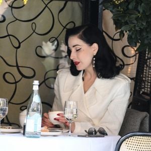 Dita Von Teese va déjeuner au restaurant "Scott's" dans le quartier de Mayfair avant de rejoindre son hôtel londonien, le 21 avril 2021. 