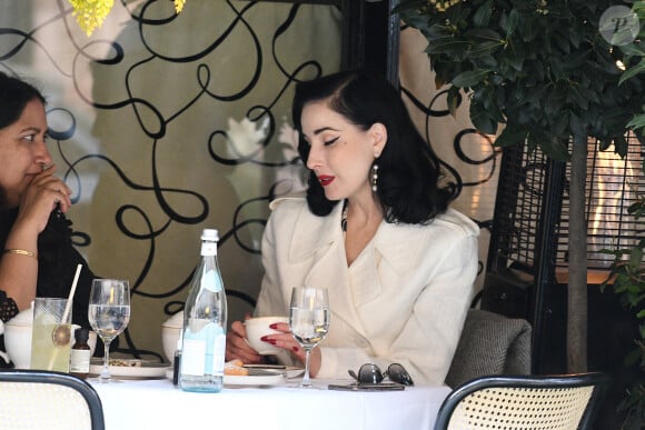 Dita Von Teese va déjeuner au restaurant "Scott's" dans le quartier de Mayfair avant de rejoindre son hôtel londonien, le 21 avril 2021. <br /><br />