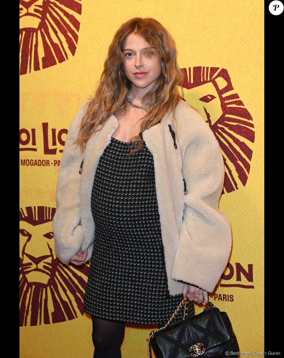 Victoria Monfort enceinte lors de la générale de la comédie musicale "Le Roi Lion" au théâtre Mogador à Paris le 11 novembre 2021. © Coadic Guirec/Bestimage