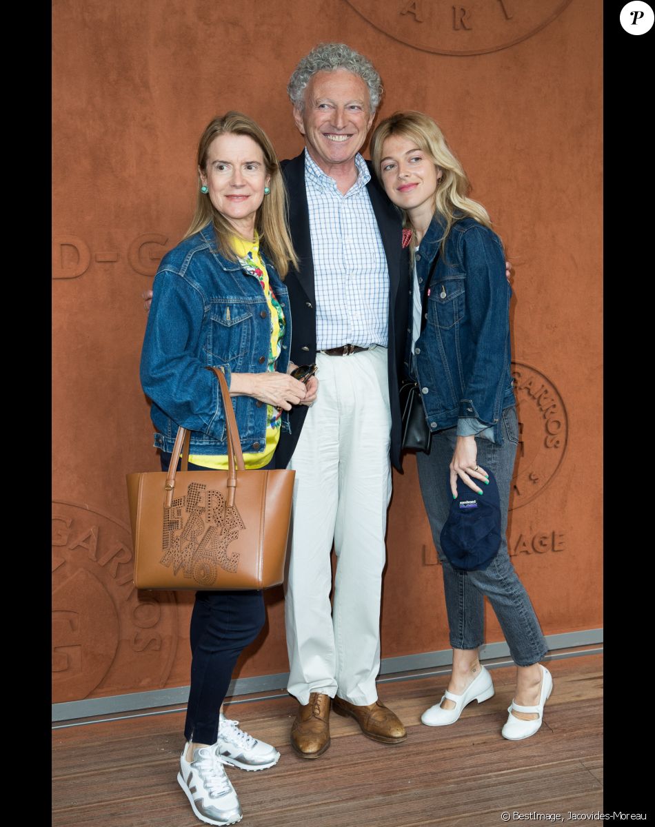 Nelson Monfort entre sa femme Dominique et sa fille Victoria au village lors des internationaux de tennis de Roland Garros à Paris, France, le 30 mai 2019. © Jacovides-Moreau/Bestimage
