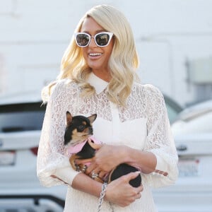 Journée shopping pour Paris Hilton et son chien dans le quartier de Beverly Hills à Los Angeles, le 5 novembre 2021.