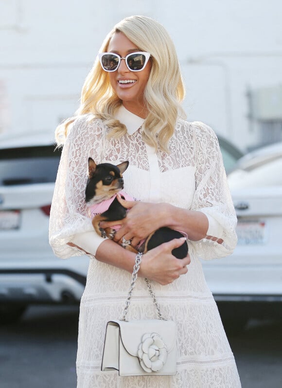 Journée shopping pour Paris Hilton et son chien dans le quartier de Beverly Hills à Los Angeles, le 5 novembre 2021.