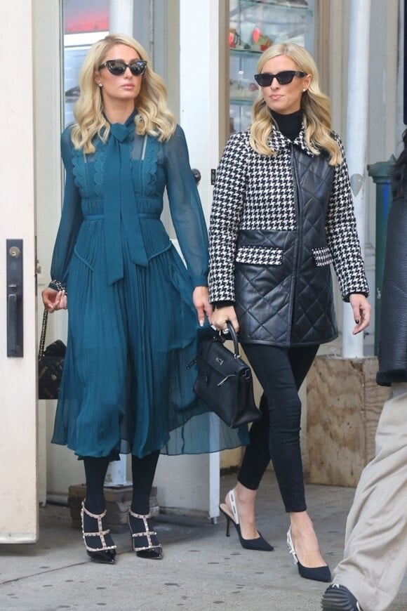 Paris Hilton et sa soeur Nicky Hilton Rothschild se baladent à New York, le 3 novembre 2021.