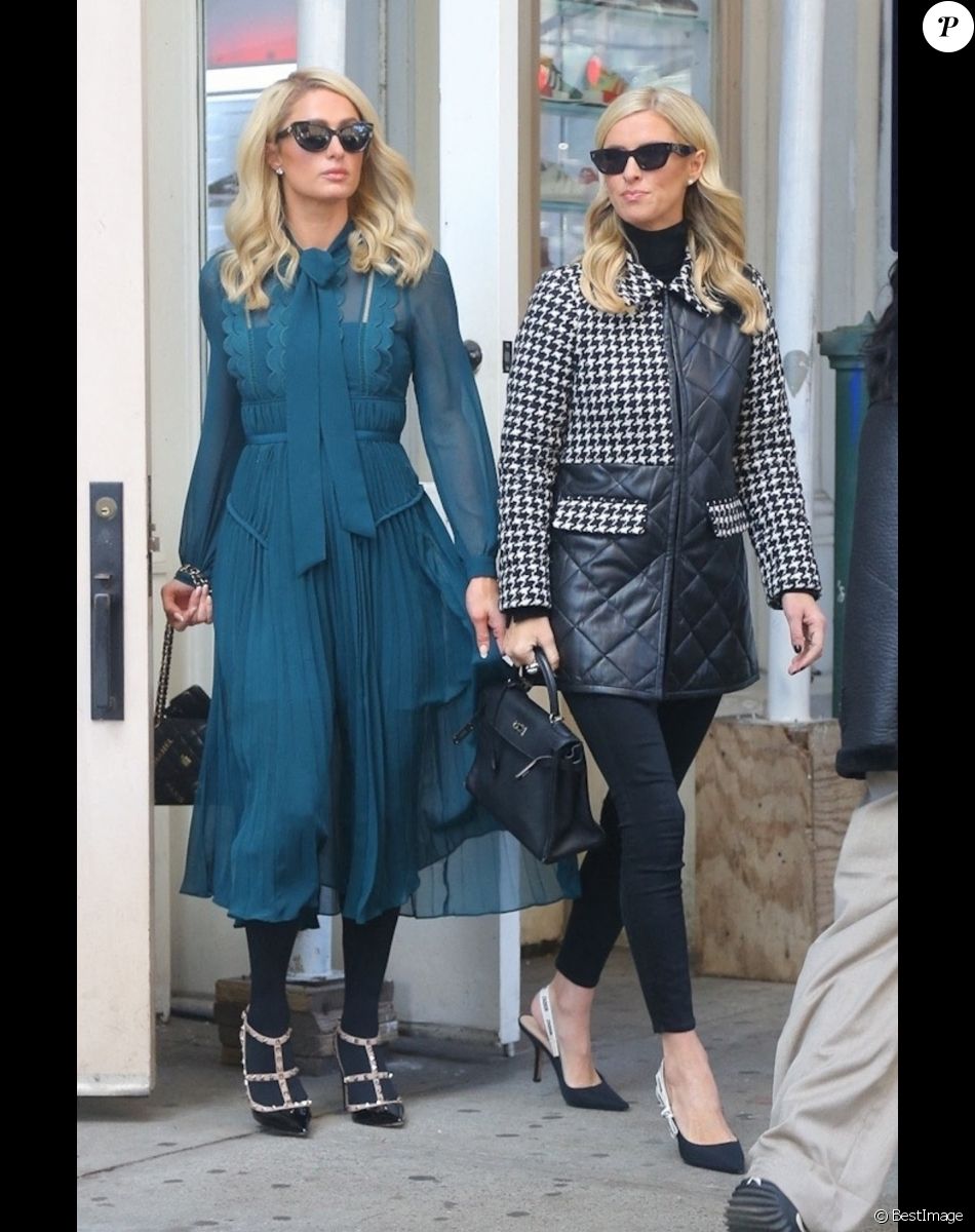 Paris Hilton et sa soeur Nicky Hilton Rothschild se baladent à New York, le 3 novembre 2021.