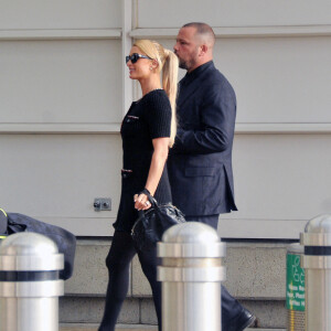Paris Hilton et son fiancé Carter Milliken Reum à l'aéroport de Washington, The District, le 22 octobre 2021.