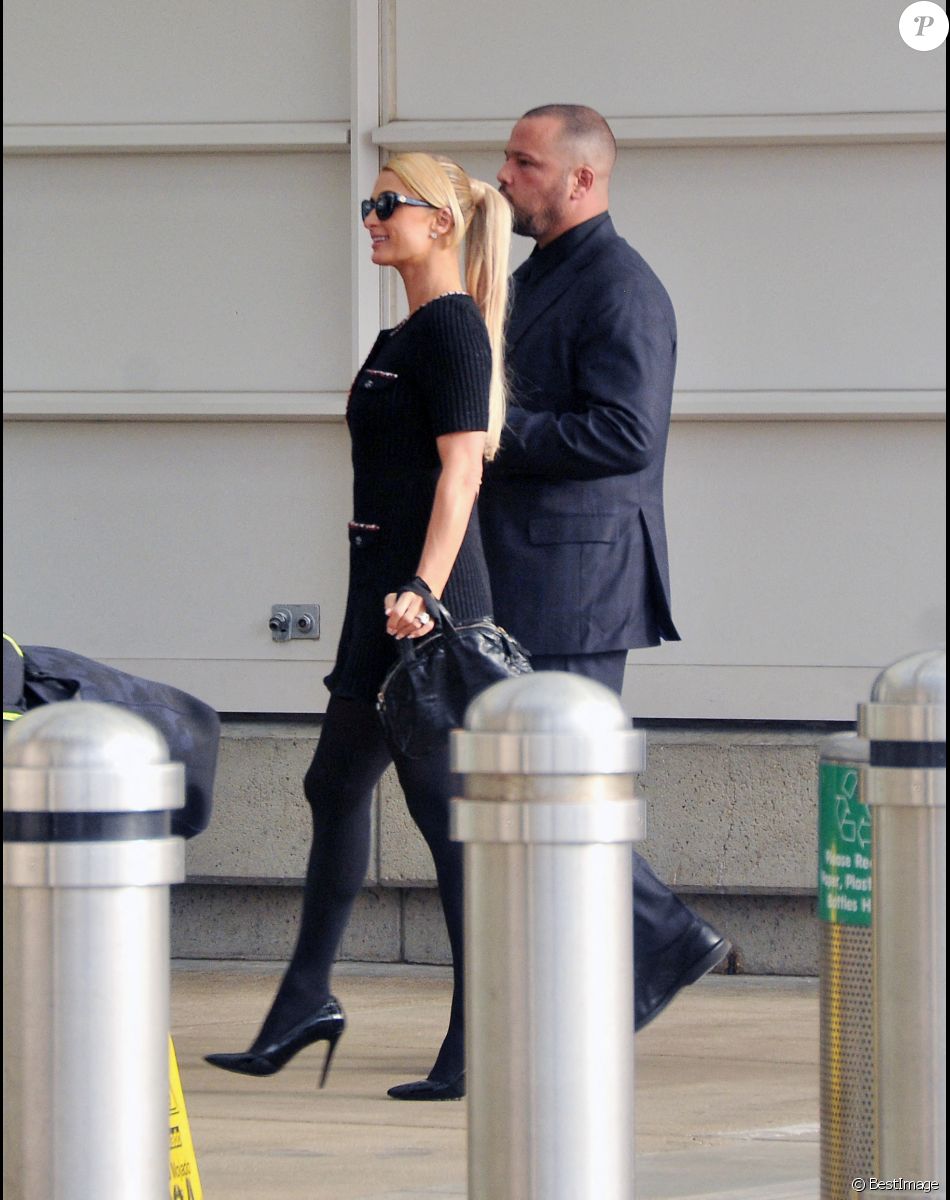 Paris Hilton et son fiancé Carter Milliken Reum à l'aéroport de Washington, The District, le 22 octobre 2021.