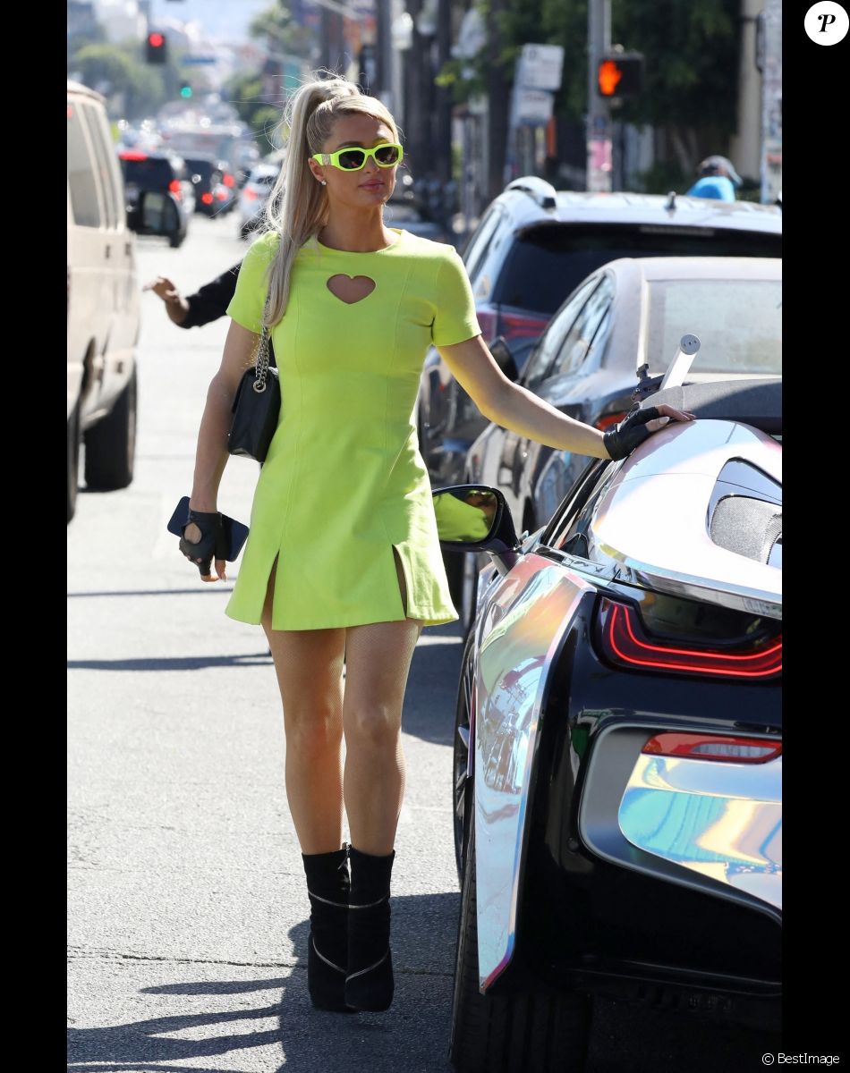 Paris Hilton fait du shopping pour Halloween à West Hollywood, le 13 octobre 2021.