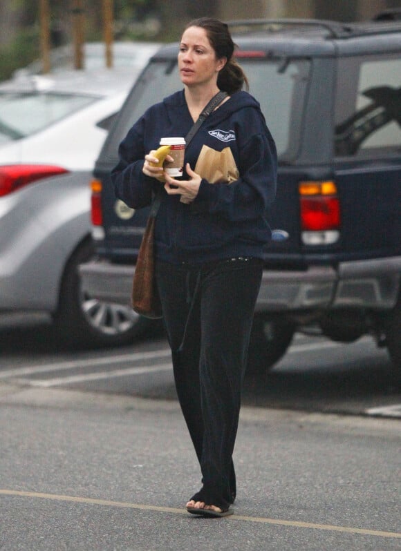 Laura Bellizzi sort d'un Starbucks à Los Angeles. Le 1er novembre 2011.