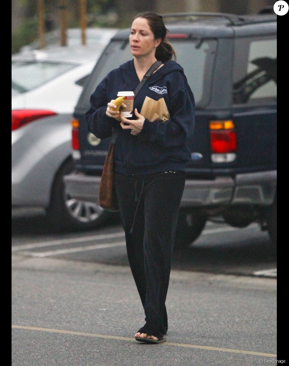 Laura Bellizzi sort d'un Starbucks à Los Angeles. Le 1er novembre 2011.
