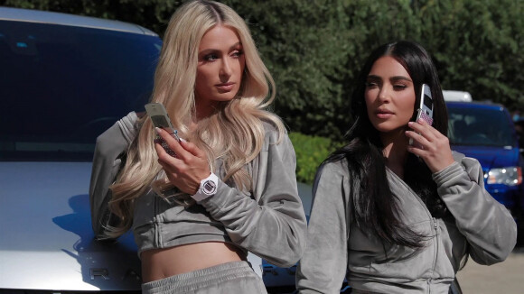 Kim Kardashian West et Paris Hilton sur le spot publicitaire de SKIMS Velour.