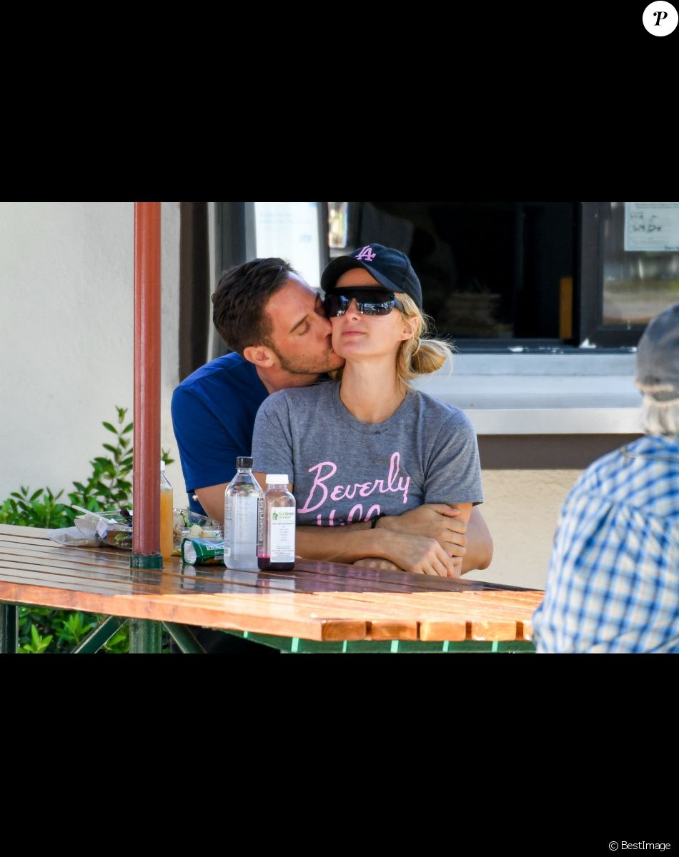 Exclusif - Tendrement enlacés, Paris Hilton et son compagnon Carter Reum s'embrassent pendant leur déjeuner romantique à Malibu.