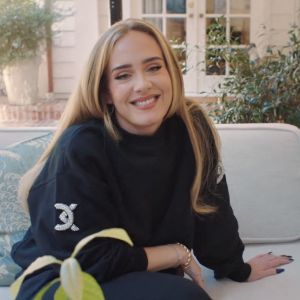 Extrait de la vidéo "73 questions" de Vogue avec Adele, filmée chez elle à Los Angeles.