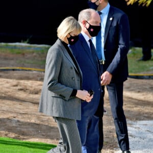 Le prince Albert II de Monaco, la princesse Charlène - Cérémonie d'hommage national aux victimes de l'attentat terroriste du 29 octobre 2020 au sommet de la Colline du Château à Nice le 7 novembre 2020. © Bruno Bebert / Bestimage