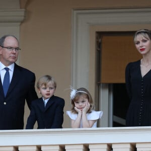 Le prince Albert II de Monaco, le prince Jacques, la princesse Gabriella, la princesse Charlène - La famille princière de Monaco assiste au feu de la Saint Jean dans la cours du palais princier à Monaco le 23 juin 2020. La soirée est animée par le groupe folklorique "La Palladienne". © Jean-Charles Vinaj / Pool Monaco / Bestimage