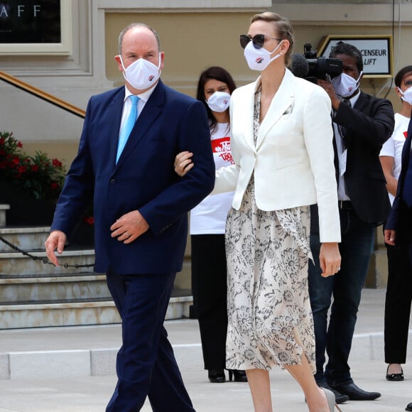 Le prince Albert II de Monaco, la princesse Charlène de Monaco - Le mardi 2 juin 2020 à Monaco, ce jour, qui restera sans doute dans les annales, marque l'inauguration par le couple princier de la nouvelle architecture de la Place du Casino et la réouverture simultanée de l'emblématique Brasserie du Café de Paris Monte-Carlo, fermée suite à la crise sanitaire liée à l'épidémie de Coronavirus (Covid-19). © Claudia Albuquerque / Bestimage